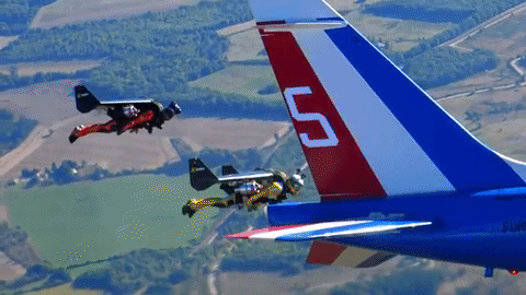Ba 'người phản lực' bay biểu diễn cùng 8 máy bay Không quân Pháp